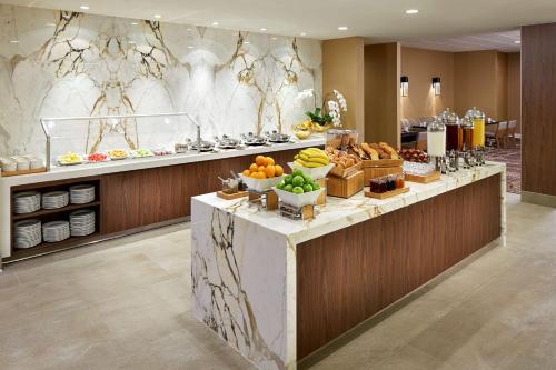 Mad på resortet eller i nærheden