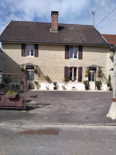 une grande maison en briques avec un parking dans l'établissement A la maison du Bonheur, à Lanty-sur-Aube