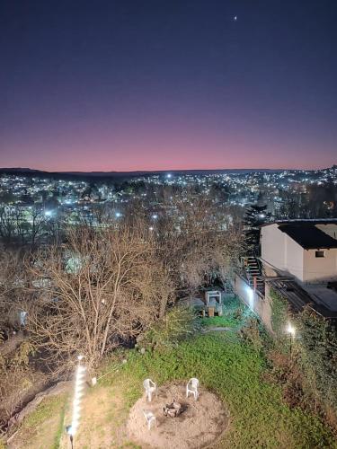 una vista aérea de una ciudad por la noche en Alem B&B en Villa Carlos Paz