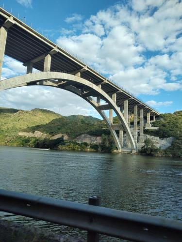卡洛斯帕斯的住宿－Alem B&B，一条大桥,横跨河流,水面