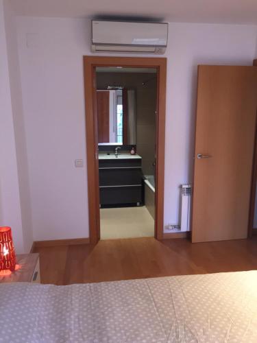 Ένα ή περισσότερα κρεβάτια σε δωμάτιο στο APARTAMENTO construcción nueva BARCELONA - CALELLA