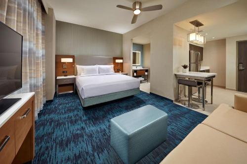 Homewood Suites by Hilton San Diego Hotel Circle/SeaWorld Area tesisinde bir odada yatak veya yataklar