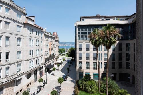 Blick auf eine Straße zwischen zwei Gebäuden in der Unterkunft Hotel Maroa Vigo in Vigo