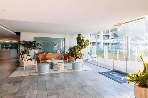 un vestíbulo de oficina con mesa y sillas en Hotel MDR Marina del Rey- a DoubleTree by Hilton en Los Ángeles