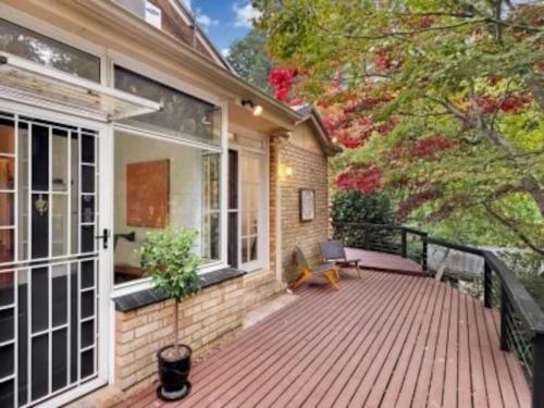 un porche de una casa con terraza de madera en The Vine House at Stirling - Spacious 2BRStaycation, en Stirling