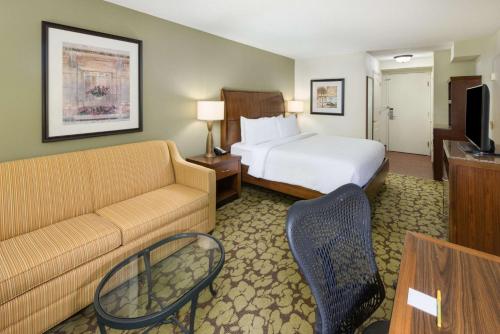 a hotel room with a bed and a couch at Hilton Garden Inn Atlanta North/Alpharetta in Alpharetta