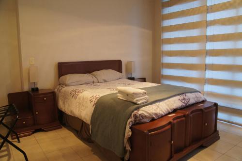 sypialnia z łóżkiem z dwoma ręcznikami w obiekcie Lujoso Penthouse en la Roma w mieście Meksyk