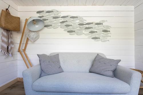 a blue couch in a room with a wall with flowers at lodge avec vue sur la rivière in Lannion