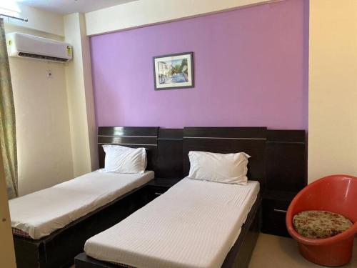 En eller flere senger på et rom på home away from home close to Delhi Airport and Metro two bedroom