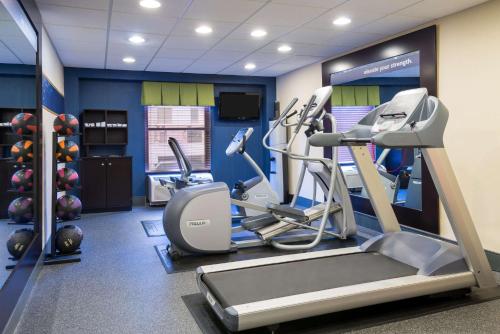 a gym with treadmills and ellipticals in a room at Hampton Inn Atlanta Perimeter Center in Atlanta