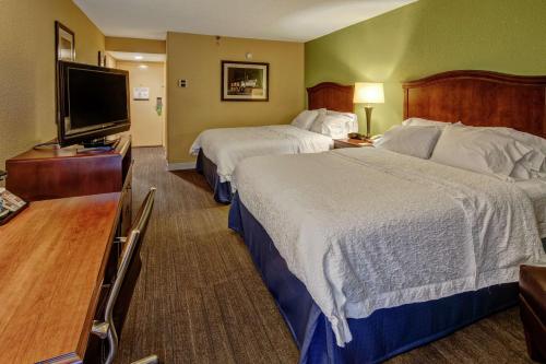 Katil atau katil-katil dalam bilik di Hampton Inn Raleigh Cary