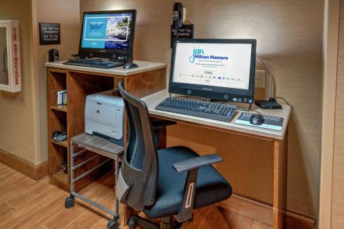 Televisyen dan/atau pusat hiburan di Hampton Inn Raleigh Cary