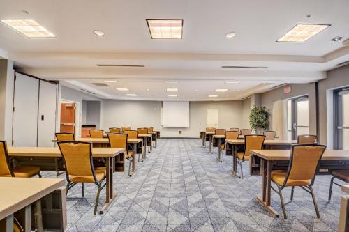 an empty classroom with tables and chairs at Courtyard Cincinnati North at Union Centre in West Chester