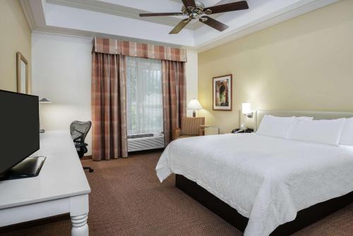 pokój hotelowy z łóżkiem i telewizorem w obiekcie Hilton Garden Inn McAllen Airport w mieście McAllen