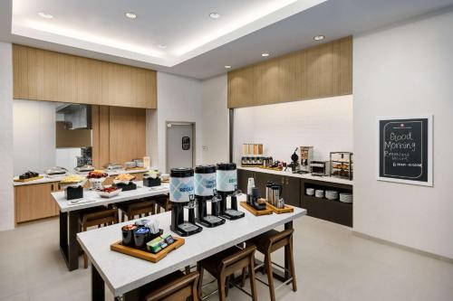 Kuchyň nebo kuchyňský kout v ubytování Hilton Garden Inn Apopka City Center, Fl