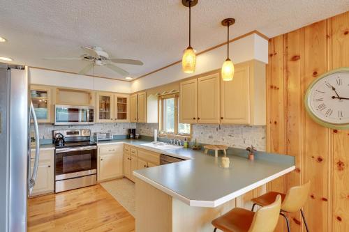 Η κουζίνα ή μικρή κουζίνα στο Lakefront Queensbury Home Kayaks and Boat Dock
