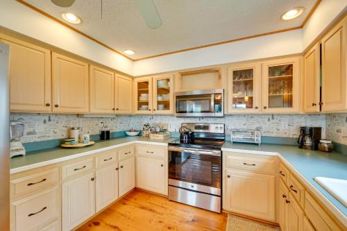 Η κουζίνα ή μικρή κουζίνα στο Lakefront Queensbury Home Kayaks and Boat Dock