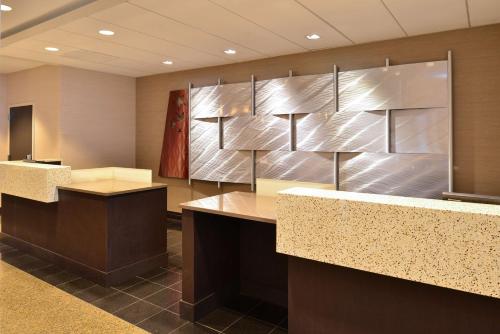 un hall d'un bureau avec un mur de papier dans l'établissement Hilton Springfield, à Springfield