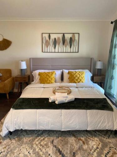 新奧本尼的住宿－Boho Hideway!，一间卧室配有一张大床和两条毛巾