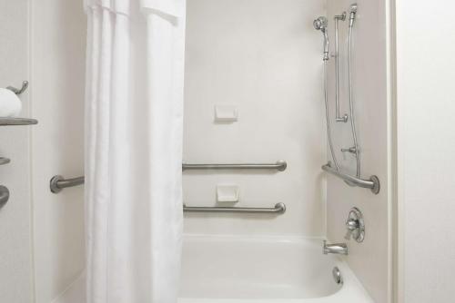 Ένα μπάνιο στο Homewood Suites by Hilton Raleigh/Crabtree Valley