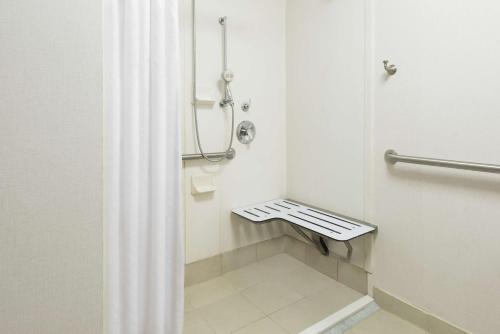 Ένα μπάνιο στο Homewood Suites by Hilton Raleigh/Crabtree Valley