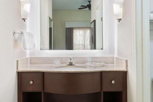La salle de bains est pourvue d'un lavabo et d'un miroir. dans l'établissement Homewood Suites by Hilton Raleigh/Crabtree Valley, à Raleigh