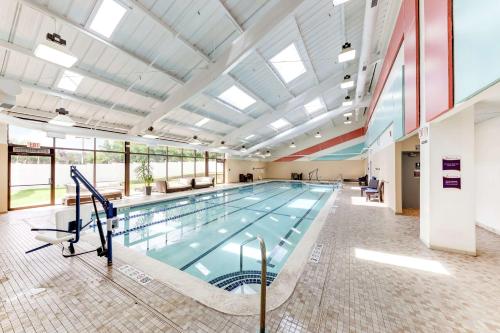 una gran piscina en un edificio en DoubleTree by Hilton Binghamton, en Binghamton