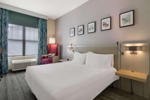 Un pat sau paturi într-o cameră la Hilton Garden Inn Madison West/Middleton