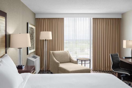 Кровать или кровати в номере Hilton Kansas City Airport