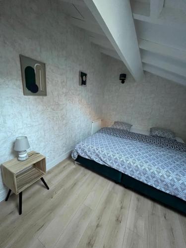 A bed or beds in a room at appart hôtel le 8 LE DUPLEX