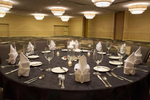 Ресторан / где поесть в Hilton Kansas City Airport