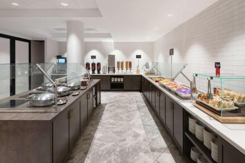 a large kitchen with aasteryasteryasteryasteryasteryasteryasteryasteryasteryasteryastery at Embassy Suites Tysons Corner in Tysons Corner