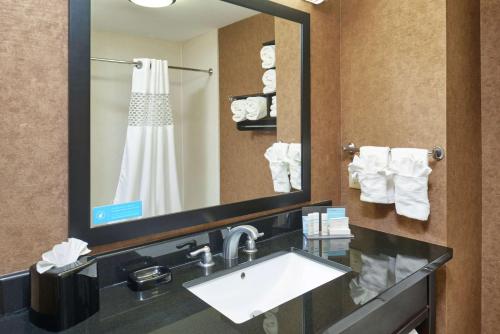 甘霖的住宿－斯威特沃特漢普頓旅館，一间带水槽和镜子的浴室