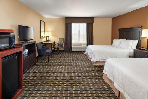 甘霖的住宿－斯威特沃特漢普頓旅館，酒店客房设有两张床和一台平面电视。