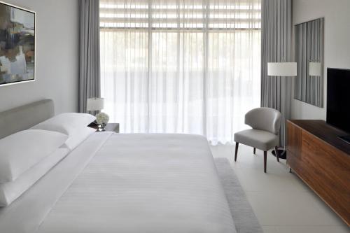 Кровать или кровати в номере Riyadh Diplomatic Quarter - Marriott Executive Apartments