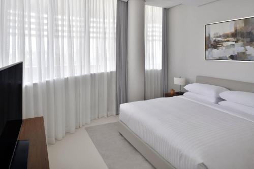 Кровать или кровати в номере Riyadh Diplomatic Quarter - Marriott Executive Apartments