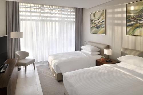 Кровать или кровати в номере Riyadh Diplomatic Quarter - Marriott Executive Apartments