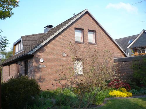 a red brick house with a window at Ferienwohnung „An der olen Au“ in Tönnhausen