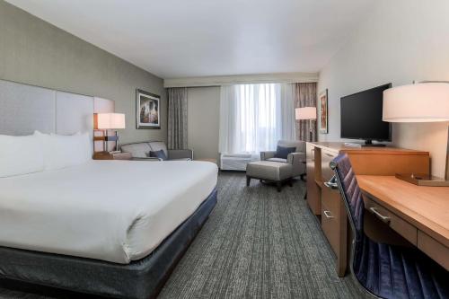 Postel nebo postele na pokoji v ubytování DoubleTree by Hilton Atlanta Airport
