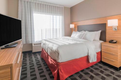 una camera con letto e TV a schermo piatto di Towneplace Suites By Marriott Hays a Hays