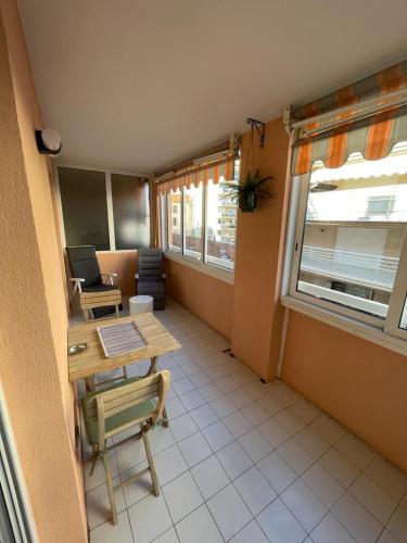 une pièce vide avec une table et une fenêtre dans l'établissement Appartement proche mer, à Cannes