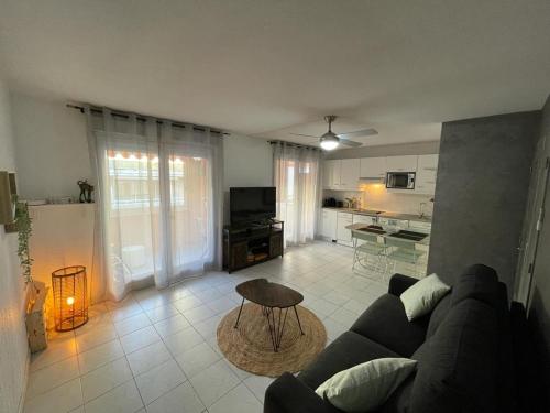 - un salon avec un canapé et une table dans l'établissement Appartement proche mer, à Cannes
