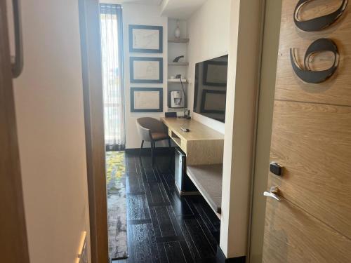 波哥大的住宿－8010 Urban Living- Luxury Home Experience，一间客房内配有书桌和电视的房间