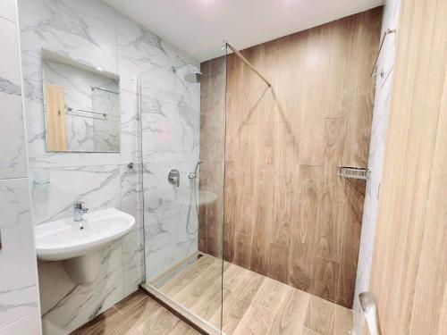 a bathroom with a shower and a sink and a toilet at Arboro Borovets Gardens E43 in Borovets