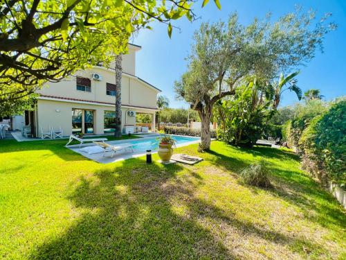 une maison avec une cour et une piscine dans l'établissement Villa Donna Vicenza, à Cinisi