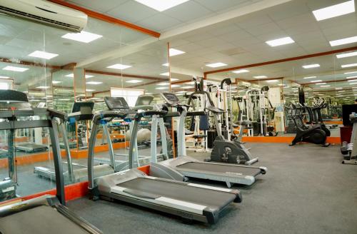 un gimnasio con varias cintas de correr y máquinas en Safeer International Hotel By Brothers International, en Mascate