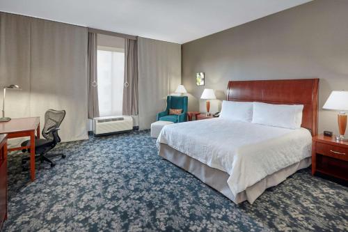 una camera d'albergo con letto e scrivania di Hilton Garden Inn Naperville/Warrenville a Warrenville