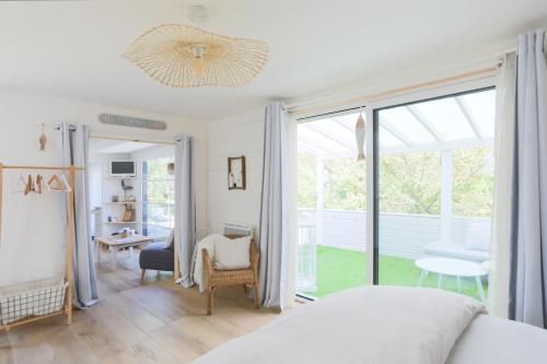 um quarto com uma cama e uma grande janela em lodge avec vue sur la rivière em Lannion