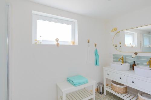 a bathroom with two sinks and a mirror at lodge avec vue sur la rivière in Lannion
