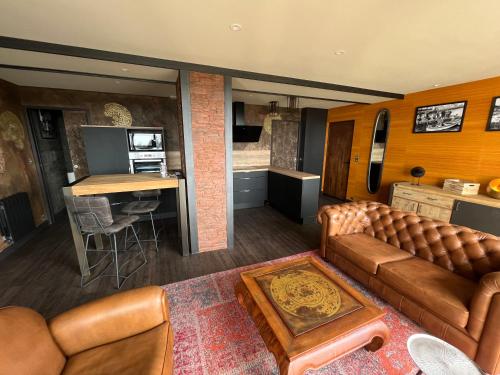 un salon avec un canapé et une table dans l'établissement This one, à Concarneau